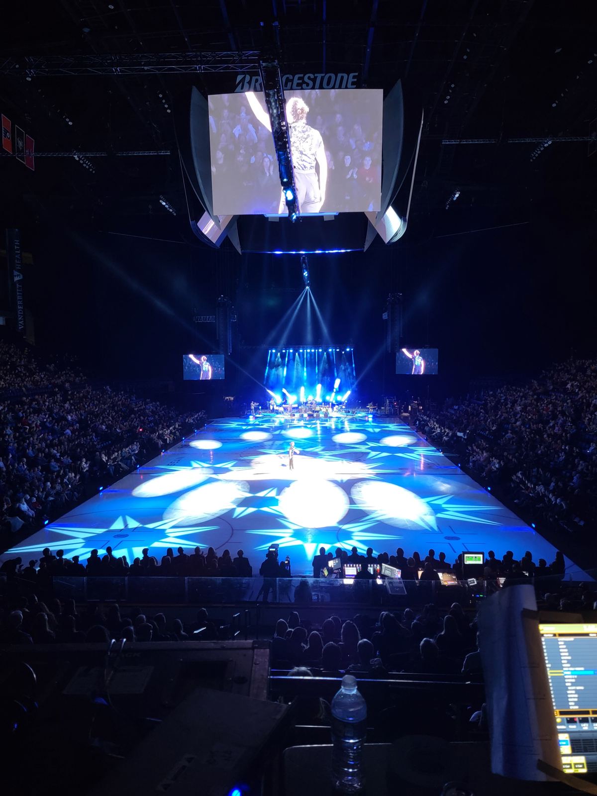 Arena ice show, full rig from the stands
